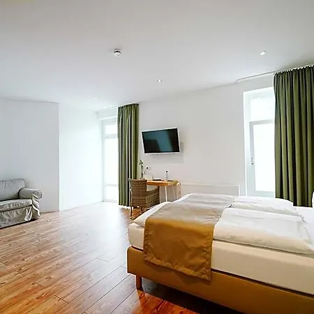 Hotel Gruener Baum 2*